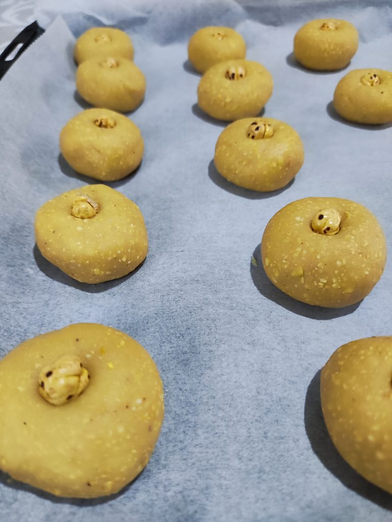 Leblebi kurabiyesi, kavrulmuş nohut un hafif kavruk kokusunu taşıyan, ağızda dağılan ve uzun süre tazeliğini koruyan bir lezzettir. Yapımı kolay, tadı ise çocukluk anılarını hatırlatacak kadar özel.